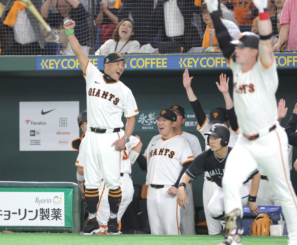 　１０回、若林のサヨナラ打でベンチを飛び出し、ガッツポーズの阿部監督（左）＝撮影・西岡正