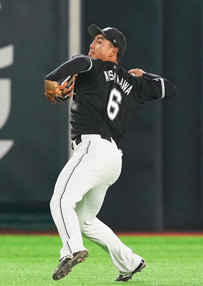 　４回、周東の安打を本塁に好返球し二走をタッチアウトにする左翼手・西川