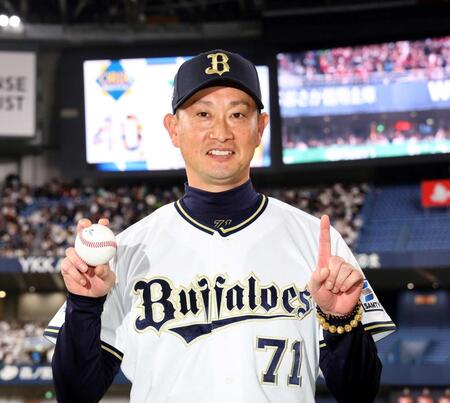 　ウイニングボールを手に笑顔を見せる岸田監督（撮影・山口登）