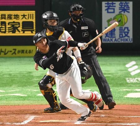 　６回、西川は左前に適時打を放つ