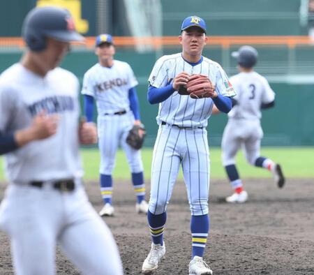 　５回、横浜・池田に押し出し四球を与え、追加点を許す健大高崎・石垣（撮影・西田忠信）