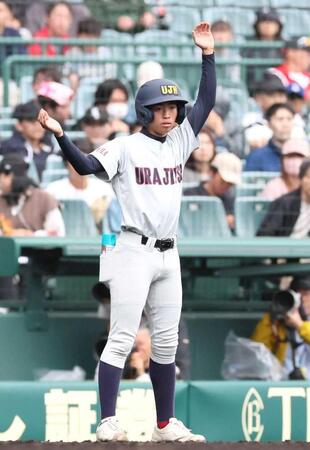 　三塁コーチを務める浦和実・小野