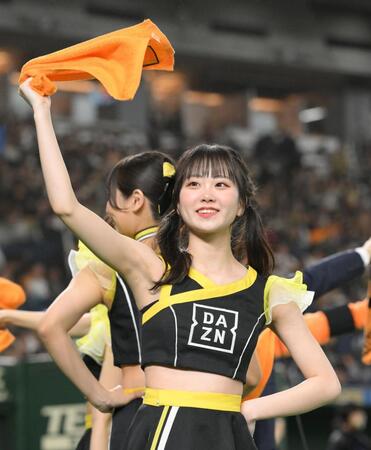 　試合前のスタンドを盛り上げるＤＡＺＮガールズ・ＮＩＣＯ（撮影・伊藤笙子）