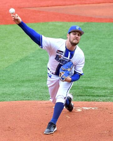 　中日打線を相手に力投するバウアー（撮影・佐藤厚）