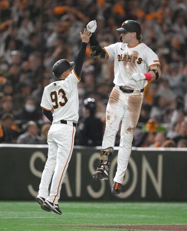 　３回、右中間へ３ランを放ち、松本コーチ（左）とハイタッチするキャベッジ（撮影・伊藤笙子）