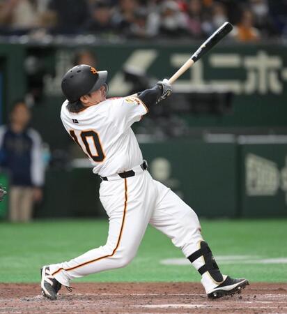 　４回、移籍第１号となる左越え２ランを放つ甲斐（撮影・伊藤笙子）