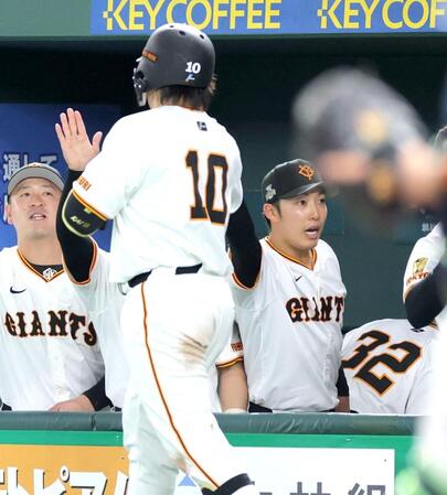 　４回、２ランを放った甲斐（１０）とタッチを交わす赤星（右）＝撮影・西岡正