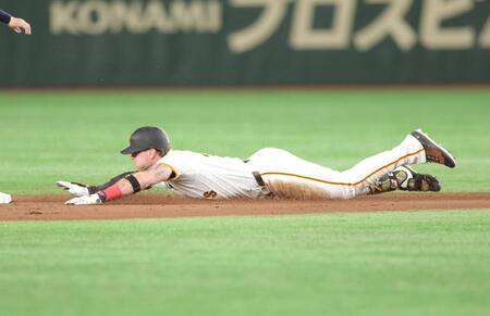 　２回、オスナの後逸で二塁へ向かうキャベッジ（撮影・西岡正）