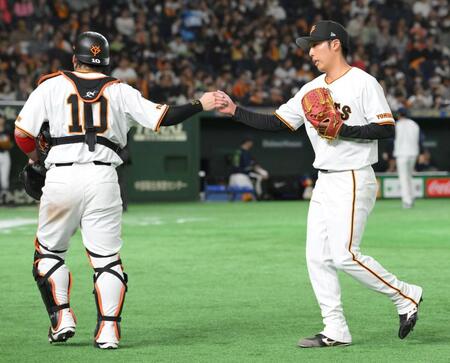 　５回を投げ１安打無失点と好投し、甲斐（左）とグータッチする赤星（撮影・伊藤笙子）