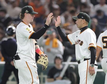 　勝利に貢献し、阿部監督（右）とタッチを交わすキャベッジ（撮影・西岡正）