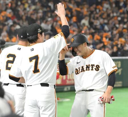 　２回、門脇の２点適時二塁打で生還し、長野（左）から手荒い祝福を受ける中山（撮影・伊藤笙子）