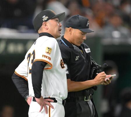 　７回の攻撃を終え、選手交代を告げる阿部監督（撮影・伊藤笙子）