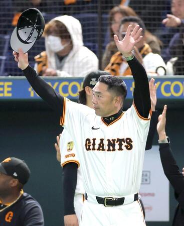 　開幕連勝でライトスタンドに両手を振る阿部監督（撮影・西岡正）