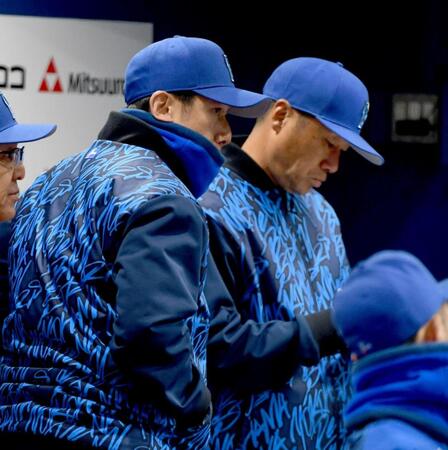 　厳しい表情で戦況を見つめる三浦監督（左）＝撮影・佐藤厚