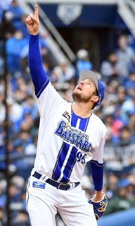 　４回、木下を二飛に打ち取り、打球を指さすバウアー（撮影・佐藤厚）