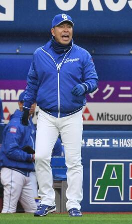 　８回、選手交代を告げる井上監督（撮影・佐藤厚）