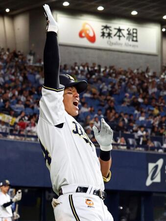 　７回、頓宮はソロを放ちベンチ前でポーズを決める（撮影・山口登）