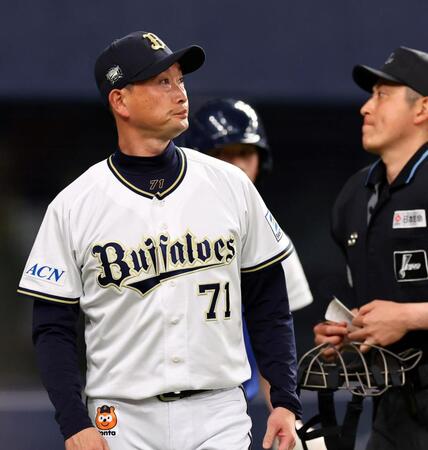 　７回、投手交代を告げベンチに戻る岸田監督（撮影・山口登）