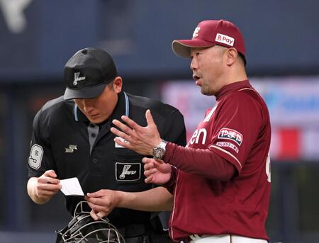 　選手交代を球審に告げる三木監督（撮影・立川洋一郎）