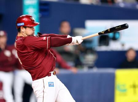 　１０回、右中間に勝ち越し２点三塁打を放つ阿部（撮影・山口登）