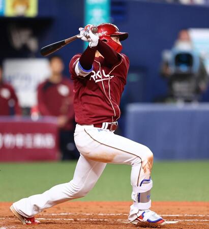 　３回、右中間に先制適時二塁打を放つ小郷（撮影・山口登）