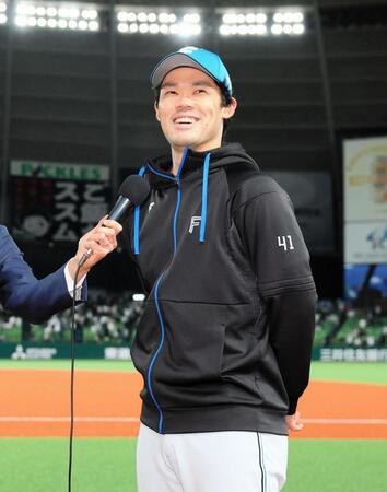 　移籍後初勝利をあげ、ヒーローインタビューで笑顔を見せる福谷（撮影・中島達哉）