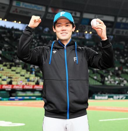 　移籍後初勝利をあげ、記念球を手に記念撮影に応じる福谷（撮影・中島達哉）