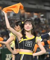 　試合前のスタンドを盛り上げるＤＡＺＮガールズ・ＮＩＣＯ（撮影・伊藤笙子）