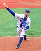 　中日打線を相手に力投するバウアー（撮影・佐藤厚）