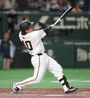 　４回、移籍第１号となる左越え２ランを放つ甲斐（撮影・伊藤笙子）