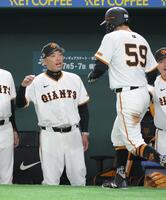 　１回、岡本の先制打で生還した若林（右）を迎える阿部監督（撮影・西岡正）