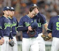　２回、５失点で降板する吉村（撮影・西岡正）