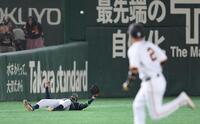 　２回、ヘルナンデスの打球を追うも捕れずに後逸する右翼手・サンタナ（撮影・伊藤笙子）