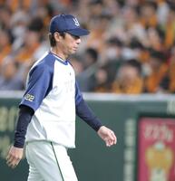 　２回、投手交代を告げ、ベンチへ引き揚げる高津監督（撮影・西岡正）