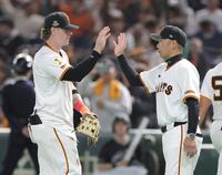 　勝利に貢献し、阿部監督（右）とタッチを交わすキャベッジ（撮影・西岡正）