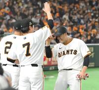 　２回、門脇の２点適時二塁打で生還し、長野（左）から手荒い祝福を受ける中山（撮影・伊藤笙子）