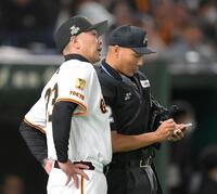 　７回の攻撃を終え、選手交代を告げる阿部監督（撮影・伊藤笙子）