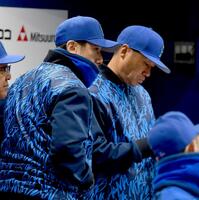 　厳しい表情で戦況を見つめる三浦監督（左）＝撮影・佐藤厚