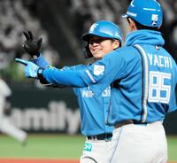 　１０回、勝ち越し適時打を放ち、笑顔を見せる上川畑（中央）＝撮影・中島達哉