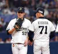 　１０回、ピンチを迎え降板する山田（右は岸田監督）＝撮影・山口登