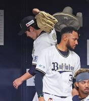 　６回表に追加点を許し、ベンチへ戻って悔しがる九里（左）＝撮影・立川洋一郎