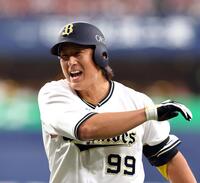 　８回、同点に犠飛を放ち笑顔を見せる杉本（撮影・山口登）