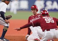 　１０回、右中間へ勝ち越しとなる２点適時三塁打を放ち滑り込む阿部（撮影・立川洋一郎）