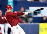 　１０回、右中間に勝ち越し２点三塁打を放つ阿部（撮影・山口登）