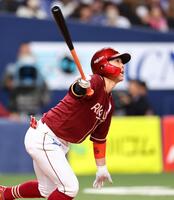 　１０回、右前に適時打を放つ鈴木大（撮影・山口登）