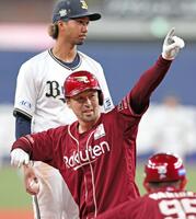 　１０回、右中間へ勝ち越しとなる２点適時三塁打を放ち、ベンチへポーズを見せる阿部（撮影・立川洋一郎）