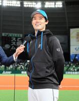 　移籍後初勝利をあげ、ヒーローインタビューで笑顔を見せる福谷（撮影・中島達哉）