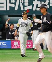 　１０回、岡に勝ち越し打を許した藤井。手前は生還する代走・和田