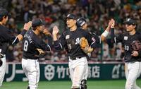 　ソフトバンクに勝利しタッチする岡（中央）らロッテナイン