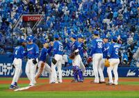 　ＤｅＮＡに勝利しタッチを交わす中日ナイン